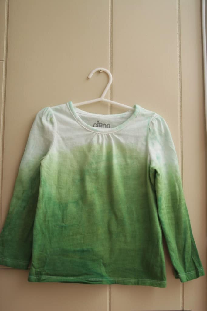Make a DIY ombre shirt using RIT dye. It's so simple!