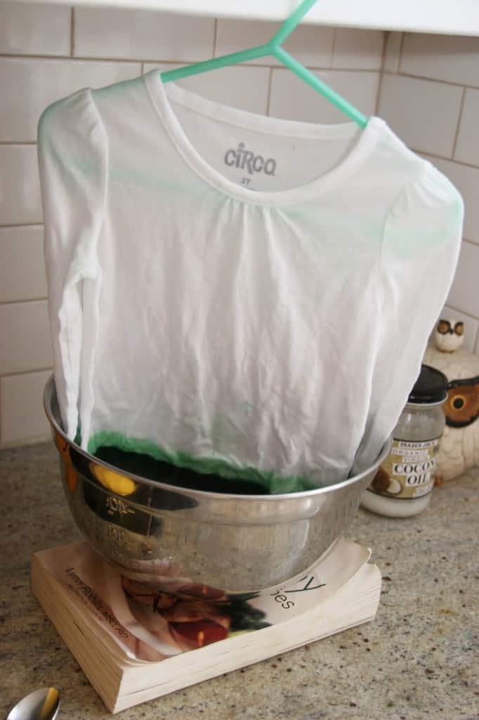 Make a DIY ombre shirt using RIT dye. It's so simple!