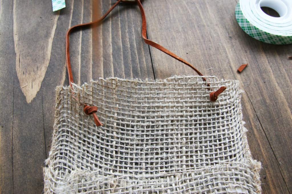 No sew burlap hanging planters. Such a quick and easy way to spruce up an outdoor space!