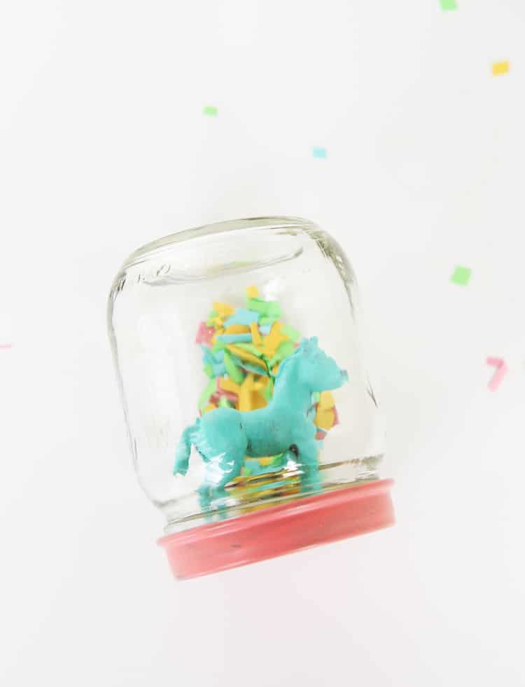 These animal confetti globes are like diy snow globes for SPRING! They are SO ADORABLE and would make the cutest diy party favors!