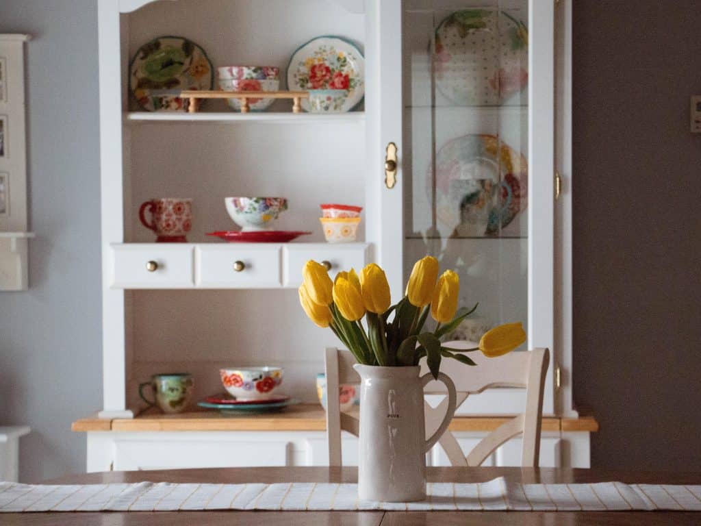 A hutch, credenza, buffet, sideboard, hutch and china cabinet are all pieces of furniture originally intended to be used in a dining room setting. Although these pieces of furniture are similar and sometimes can be used interchangeably, there are a few differences to take into account when looking to buy one for your home.